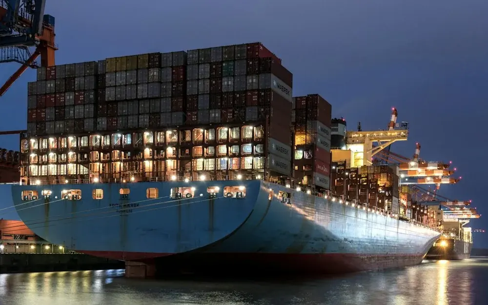 Commercial vessel and port infrastructure
